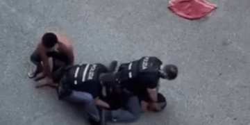 Un hombre murió mientras la policía lo esposaba y él pedía ayuda
