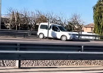 Graban a un utilitario a contramano en la Avenida de Circunvalación