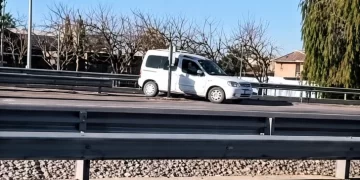 Graban a un utilitario a contramano en la Avenida de Circunvalación