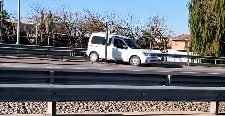 Graban a un utilitario a contramano en la Avenida de Circunvalación