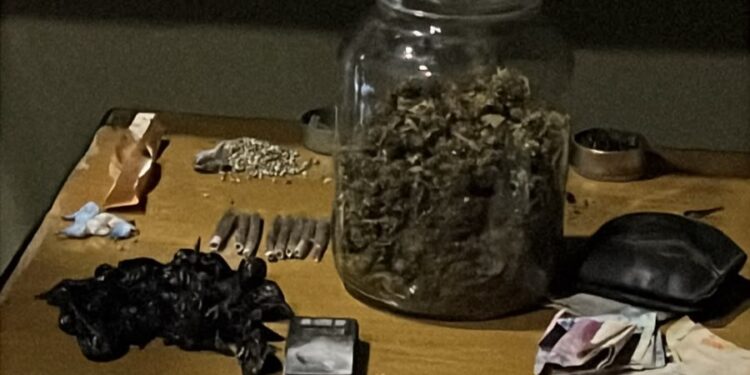 Golpe policial en Caucete: encontraron droga y un revólver réplica durante los allanamientos