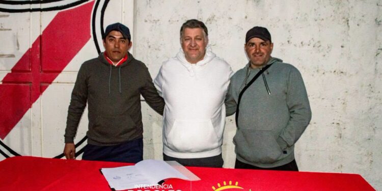 La Municipalidad de 25 de Mayo entregó indumentaria, subsidios y firmó convenios clave