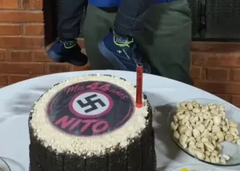 Investigan una fiesta de cumpleaños con simbología nazi y un menor haciendo el saludo hitleriano