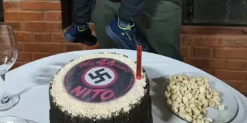 Investigan una fiesta de cumpleaños con simbología nazi y un menor haciendo el saludo hitleriano