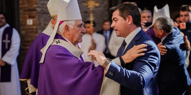 Orrego acompañó a las familias en la misa de homenaje a las víctimas del siniestro aéreo