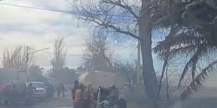 San Juan: el Zonda avivó las llamas y puso en riesgo viviendas en Pocito y Caucete