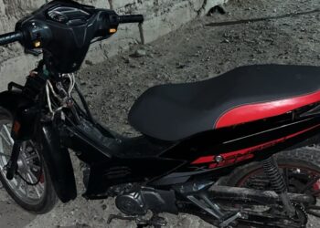 La Policía recuperó una moto abandonada que tenía los cables de encendido violentados
