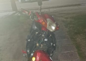 Vecinos retienen a dos menores tras un intento de robo de una motocicleta