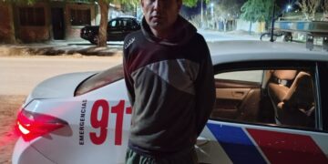 Lo vieron salir corriendo de una casa, intentó esconder el botín y terminó detenido