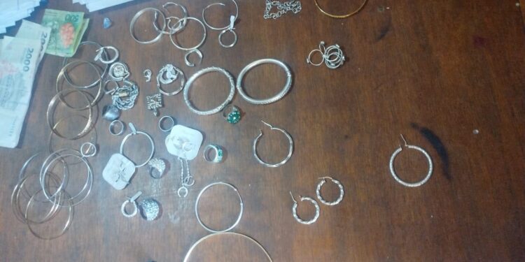 Tres allanamientos en Chimbas por el millonario robo a la joyería: hallaron dinero y relojería
