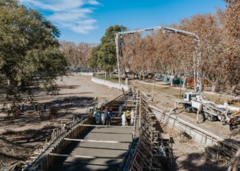 El nuevo puente del lago del Parque de Mayo consolida su estructura principal
