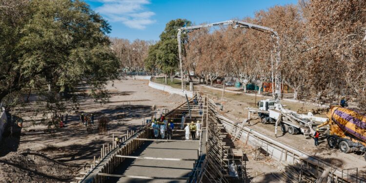 El nuevo puente del lago del Parque de Mayo consolida su estructura principal