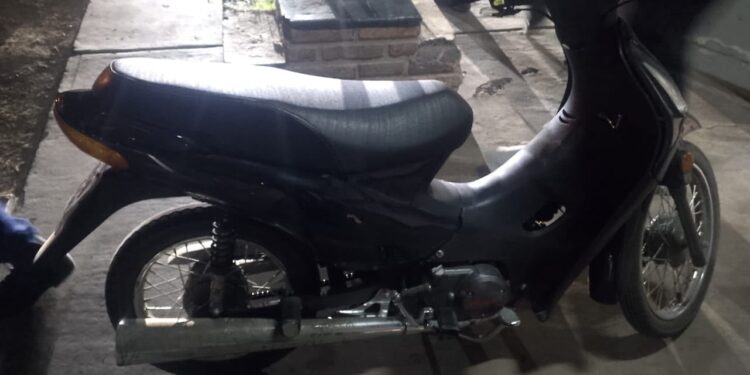 Cae una joven de 18 años con una moto robada