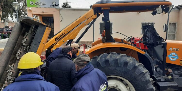 Personal municipal se capacitó para cuidado y uso seguro de maquinaria agrícola