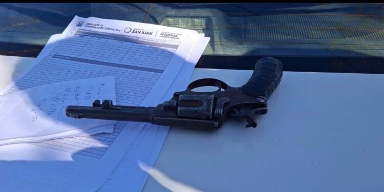 Circulaba por el Barrio CGT y llevaba un arma de fuego oculta: terminó detenido