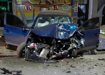 Tragedia: una mujer murió en el acto en brutal choque contra un negocio