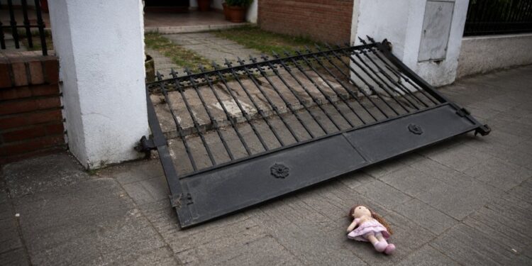 Horror: una nena de 4 años murió al ser aplastada por un portón