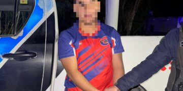 Frenética persecución en San Juan: esquivó un corte por accidente, intentó embestir a varios policías y terminó detenido