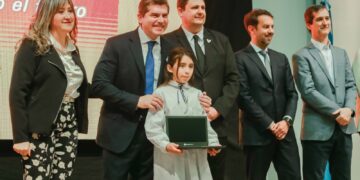 Más de 2.700 estudiantes de cuatro departamentos recibieron sus notebooks