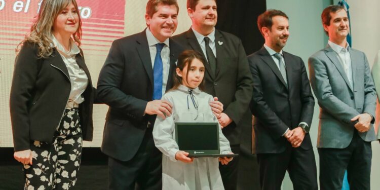 Más de 2.700 estudiantes de cuatro departamentos recibieron sus notebooks