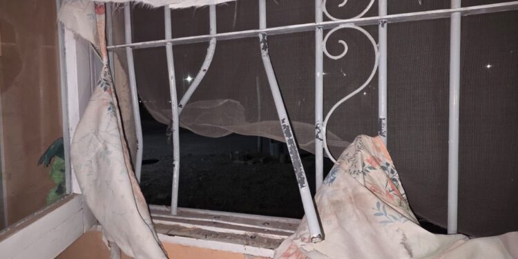 Violentó una ventana con un garrote para robar, huyó por un descampado y terminó acorralado
