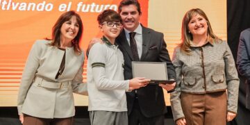 Orrego entregó computadoras a más de 2.500 estudiantes de secundarias estatales de Capital