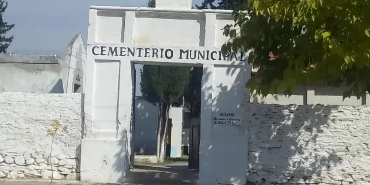 Macabro hallazgo en Valle Fértil: realizan un presunto ritual de brujería contra un policía frente al cementerio