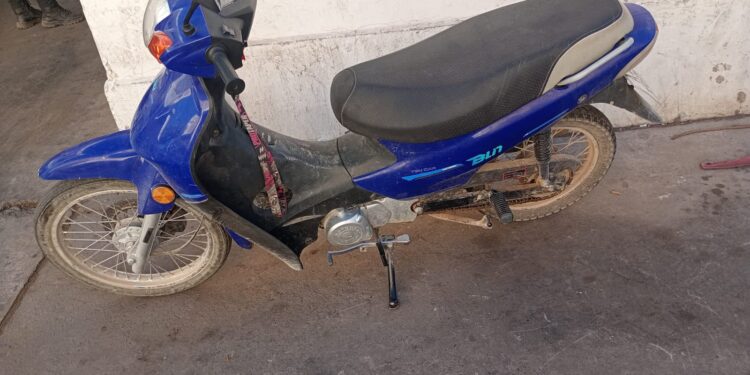Un vecino persiguió a un delincuente que intentó robarle una moto y un aire acondicionado