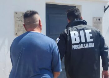 Insólito en Caucete: lo encontraron en bicicleta llevando un inodoro y terminó detenido