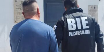 Insólito en Caucete: lo encontraron en bicicleta llevando un inodoro y terminó detenido