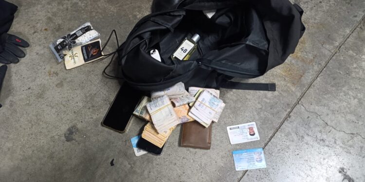 Manejaba ebrio en moto con marihuana y casi $2,5 millones en efectivo