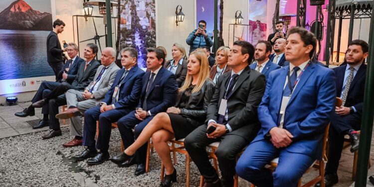 Orrego presentó la Fiesta Nacional del Sol 2026 en Buenos Aires