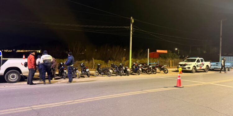 Robaron en una agencia en Capital y cayeron tras una persecución policial