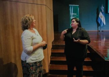Cristina Graffigna y Noelia Sánchez Trigo (presidenta de la asociación de intérpretes de lengua de señas Argentina español de San Juan)