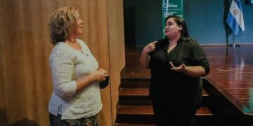 Cristina Graffigna y Noelia Sánchez Trigo (presidenta de la asociación de intérpretes de lengua de señas Argentina español de San Juan)