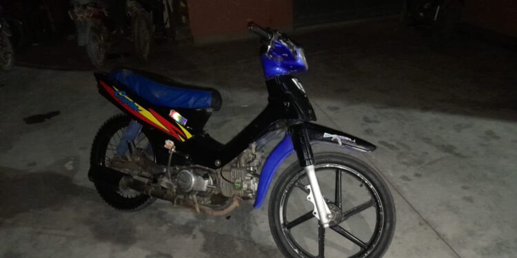 Iba sin patente en Sarmiento y descubrieron que manejaba una moto robada hace 9 años