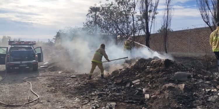 Médano de Oro: combaten focos de incendio y piden no encender fuego ante el Zonda