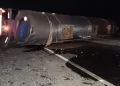 Vuelco de un camión con tanques de combustible en Caucete: investigan lo ocurrido