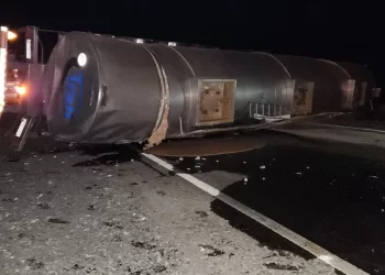 Vuelco de un camión con tanques de combustible en Caucete: investigan lo ocurrido