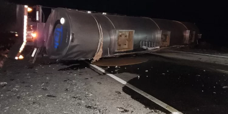 Vuelco de un camión con tanques de combustible en Caucete: investigan lo ocurrido