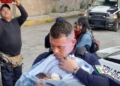 Encuentran a un bebé abandonado dentro de una bolsa entre dos autos
