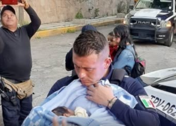 Encuentran a un bebé abandonado dentro de una bolsa entre dos autos