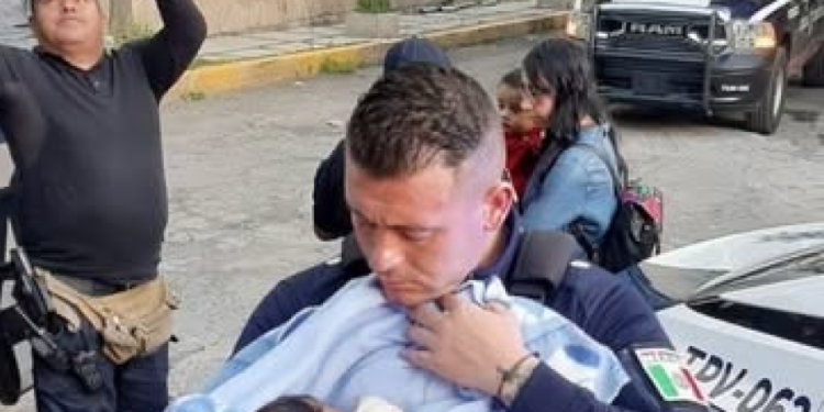 Encuentran a un bebé abandonado dentro de una bolsa entre dos autos