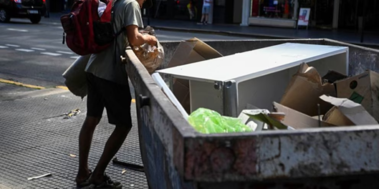 La pobreza alcanzó al 32,3% de la población en Argentina durante el primer semestre de 2026