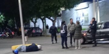 Caucete: grave choque entre una moto y un auto durante una maniobra de giro en U
