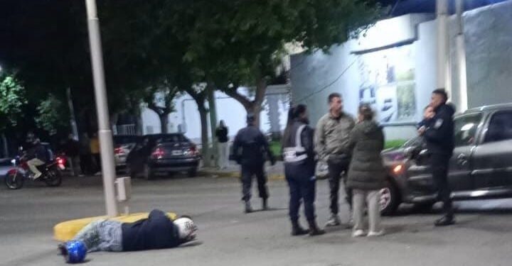 Caucete: grave choque entre una moto y un auto durante una maniobra de giro en U