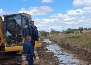 La Municipalidad de Albardón realiza trabajos de canalización, defensa y limpieza en el dren César Plaza