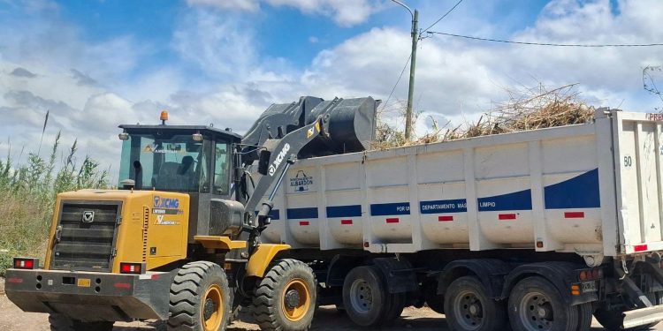 Avanzan las obras de limpieza y canalización en el Río Burela para prevenir anegamientos en Albardón