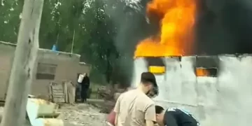 Caucete: incendio en una finca frente a una escuela generó preocupación