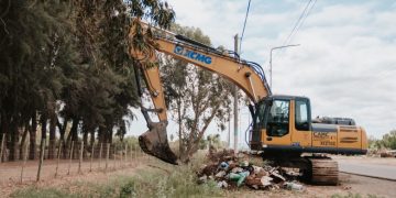 Limpian drenes y desagües en San Martín y 25 de Mayo para ordenar el paso del agua